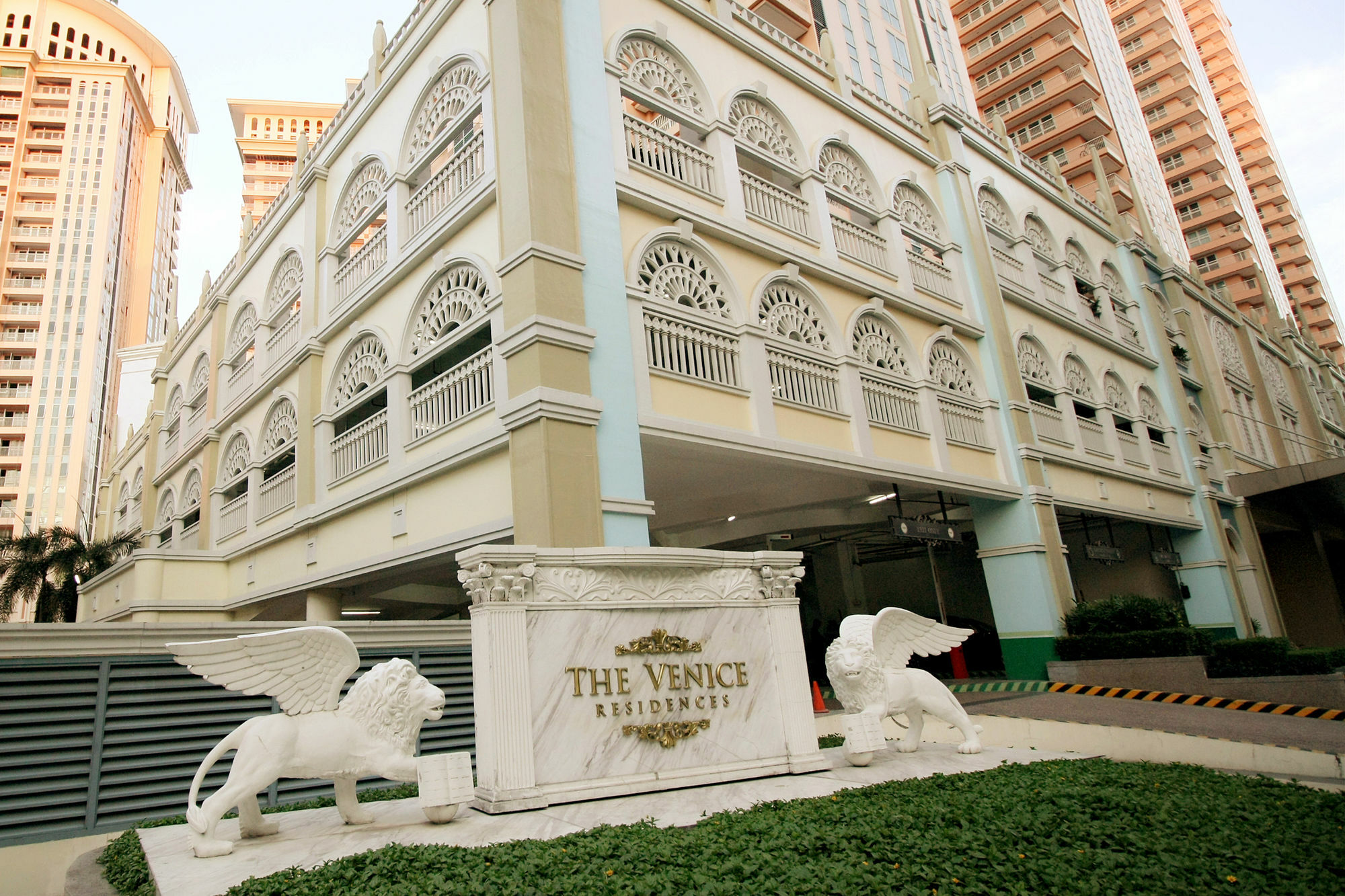 Maxstays - Max Style @ The Venice Residences Taguig Eksteriør bilde